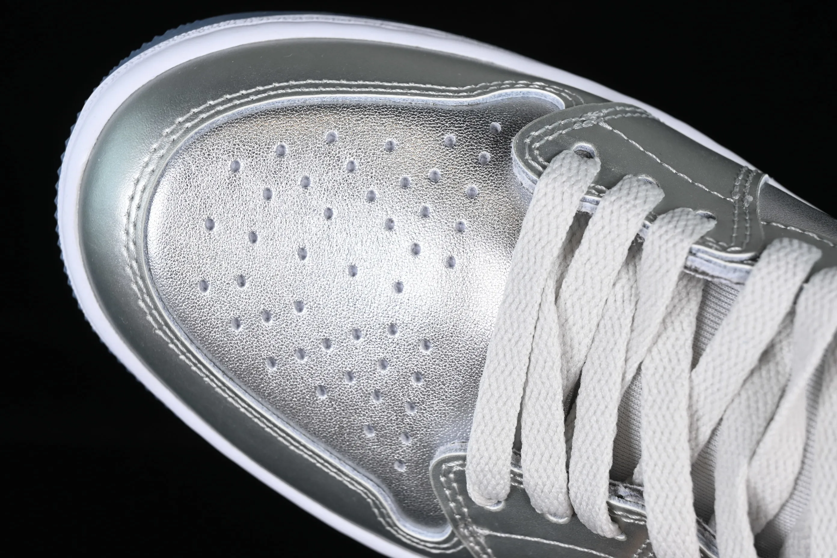 All categories Air Jordan Jordan series basketball shoes Air Jordan 1 High L version Air Jordan 1 High Golf AJ1 Joe 1 golf joint silver high-top basketball shoes FD6815-001